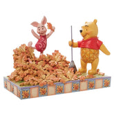 Figura enesco disney winnie the pooh pooh & piglet recogiendo hojas de otoo